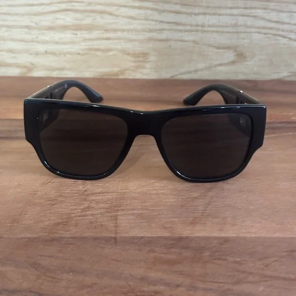 Versace - Picture 3 of 8